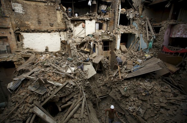 Συνεχίζεται η τραγωδία στο Νεπάλ! Στους 3.218 οι νεκροί επισήμως - Φωτογραφίες που κόβουν την ανάσα! [photos] - Φωτογραφία 8