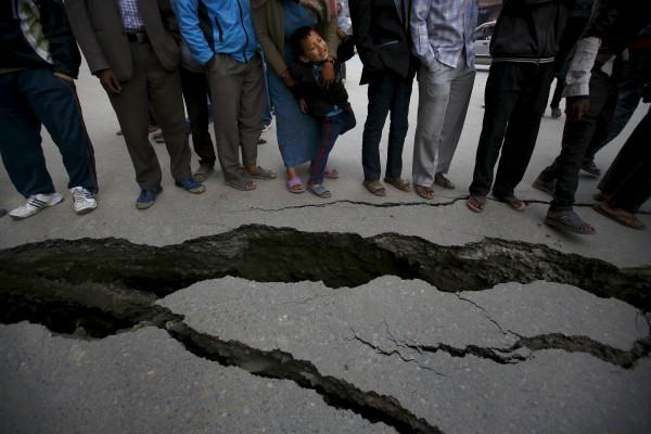 Συνεχίζεται η τραγωδία στο Νεπάλ! Στους 3.218 οι νεκροί επισήμως - Φωτογραφίες που κόβουν την ανάσα! [photos] - Φωτογραφία 9