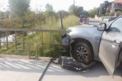 Τροχαίο στα Τρίκαλα όπου αποφεύχθηκε η …βουτιά στον Ληθαίο ποταμό