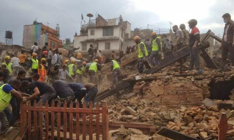 Συγκλονιστικό βίντεο - Κτίριο καταρρέει μετά τον φονικό σεισμό στο Νεπάλ... [video] - Φωτογραφία 1