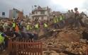 Συγκλονιστικό βίντεο - Κτίριο καταρρέει μετά τον φονικό σεισμό στο Νεπάλ... [video]