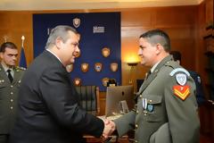 Ο ΥΕΘΑ Πάνος Καμμένος τίμησε τον ΕΠΟΠ Λοχία Αντώνιο Ντεληγιώργη που έσωσε μετανάστες στη Ρόδο