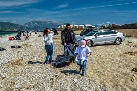 Πάτρα: 150 άτομα καθάρισαν τον βυθό και την ακτή της παραλίας Κάστρου Ρίου - Φωτογραφία 2