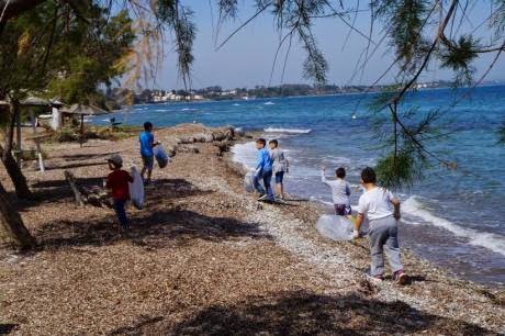 Πάτρα: Kαθάρισαν παραλίες σε Τσουκαλέικα και Καμίνια - Φωτογραφία 2