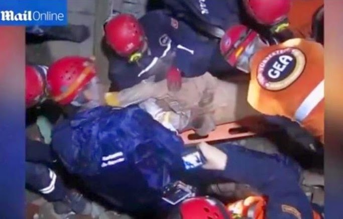 Συγκλονιστικό βίντεο από διάσωση στο Νεπάλ - Άντεξε δύο ημέρες κάτω από ερείπια! [video] - Φωτογραφία 1