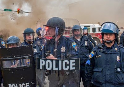 Η εικόνα για την αστυνομική βία στις ΗΠΑ που έγινε viral [photo] - Φωτογραφία 1
