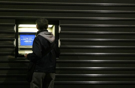 Πόσο πιθανό είναι να κλείσουν τα ATM στην Ελλάδα; - Φωτογραφία 1