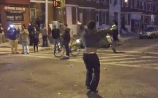 Διαδηλωτής τραγουδούσε Μαικλ Τζάκσον στις ταραχές της Βαλτιμόρης - Φωτογραφία 1