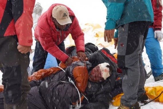 Θα θαφτώ ζωντανός: Συγκλονιστική διήγηση δύο ρεπόρτερ που ήταν στο Εβερεστ όταν χτύπησε η χιονοστιβάδα - Φωτογραφία 1