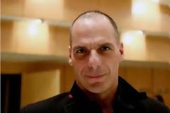 Η στιγμή που άγνωστη κυρία ορμάει στον Βαρουφάκη, μπροστά στο Μαξίμου... [photos]
