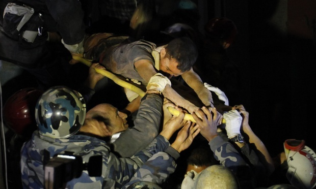 ΣΥΓΚΛΟΝΙΣΤΙΚΟ! Άνδρας ανασύρθηκε ΖΩΝΤΑΝΟΣ από τα συντρίμμια του Νεπάλ έπειτα από 80 ώρες [photos] - Φωτογραφία 2