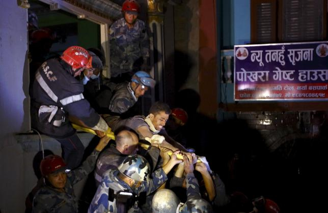 ΣΥΓΚΛΟΝΙΣΤΙΚΟ! Άνδρας ανασύρθηκε ΖΩΝΤΑΝΟΣ από τα συντρίμμια του Νεπάλ έπειτα από 80 ώρες [photos] - Φωτογραφία 3