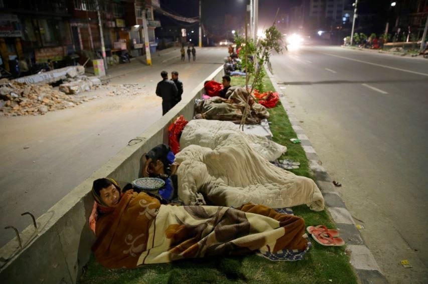 Πάνω από 5.000 πλέον οι νεκροί από τον σεισμό στο Νεπάλ - Κηρύχθηκε τριήμερο πένθος στη χώρα - Φωτογραφία 1