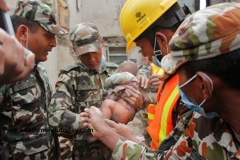 “Θαύμα” στα ερείπια του Κατμαντού – Βρέθηκε ζωντανό μωρό 4 μηνών [photos] - Φωτογραφία 5
