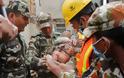 “Θαύμα” στα ερείπια του Κατμαντού – Βρέθηκε ζωντανό μωρό 4 μηνών [photos] - Φωτογραφία 5