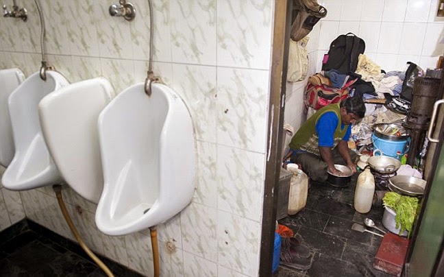 Ζει σε μία δημόσια τουαλέτα στην Ινδία και έχει το πιο απίθανο παράπονο - Φωτογραφία 3