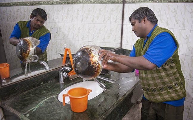 Ζει σε μία δημόσια τουαλέτα στην Ινδία και έχει το πιο απίθανο παράπονο - Φωτογραφία 5