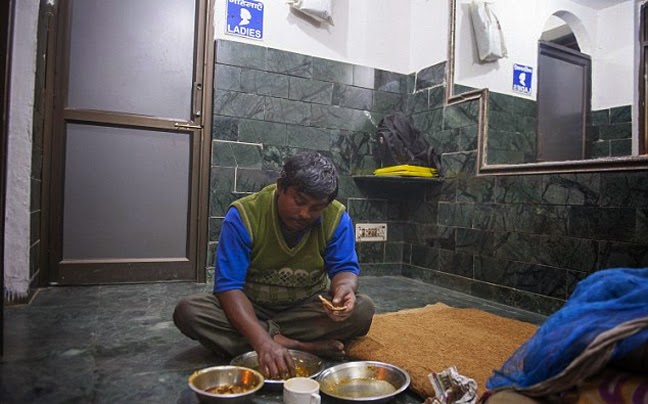 Ζει σε μία δημόσια τουαλέτα στην Ινδία και έχει το πιο απίθανο παράπονο - Φωτογραφία 6