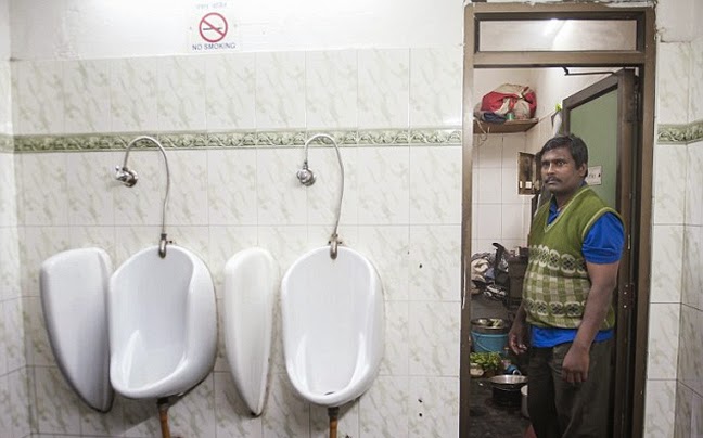 Ζει σε μία δημόσια τουαλέτα στην Ινδία και έχει το πιο απίθανο παράπονο - Φωτογραφία 7