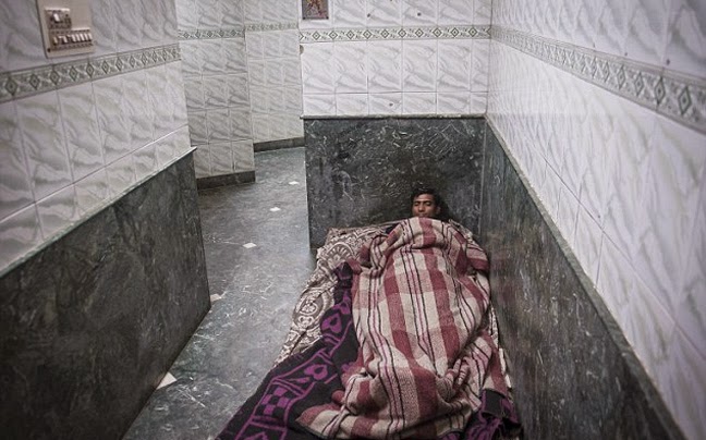 Ζει σε μία δημόσια τουαλέτα στην Ινδία και έχει το πιο απίθανο παράπονο - Φωτογραφία 8
