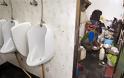 Ζει σε μία δημόσια τουαλέτα στην Ινδία και έχει το πιο απίθανο παράπονο - Φωτογραφία 1