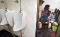 Ζει σε μία δημόσια τουαλέτα στην Ινδία και έχει το πιο απίθανο παράπονο - Φωτογραφία 3