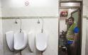 Ζει σε μία δημόσια τουαλέτα στην Ινδία και έχει το πιο απίθανο παράπονο - Φωτογραφία 7