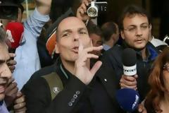 ΠΡΑΓΜΑΤΙΚΑ ΔΕΝ ΥΠΑΡΧΕΙ αυτός ο άνθρωπος: Οι εφοριακοί έκαναν μπλόκο στον Βαρουφάκη και εκείνος τους απάντησε καταλλήλως! [photos]