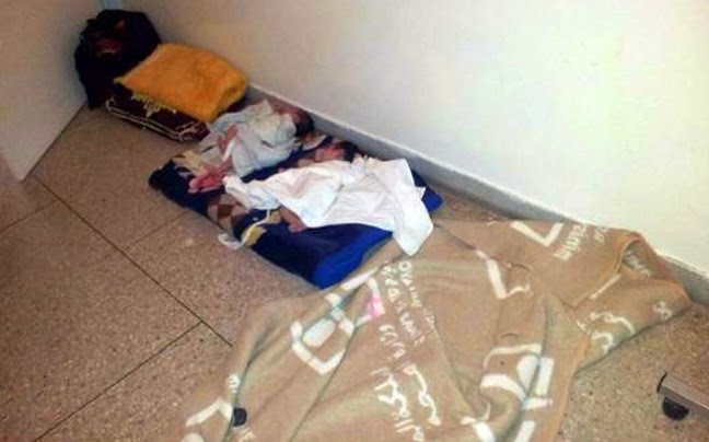 Βρέφη κοιμούνται στο πάτωμα νοσοκομείου! - Φωτογραφία 8