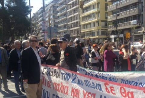 ΘΕΟΣ! Δείτε το μήνυμα του παππού που έκανε θραύση στη συγκέντρωση του ΠΑΜΕ, στην Θεσσαλονίκη... [photo] - Φωτογραφία 1