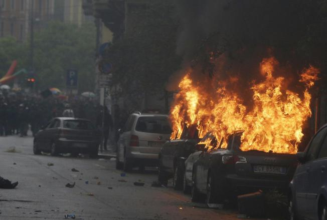 Σφοδρές συγκρούσεις αστυνομίας-διαδηλωτών στο Μιλάνο: Πυρπόλησαν αυτοκίνητα, τράπεζες και μαγαζιά - Φωτογραφία 4