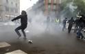 Σφοδρές συγκρούσεις αστυνομίας-διαδηλωτών στο Μιλάνο: Πυρπόλησαν αυτοκίνητα, τράπεζες και μαγαζιά - Φωτογραφία 2