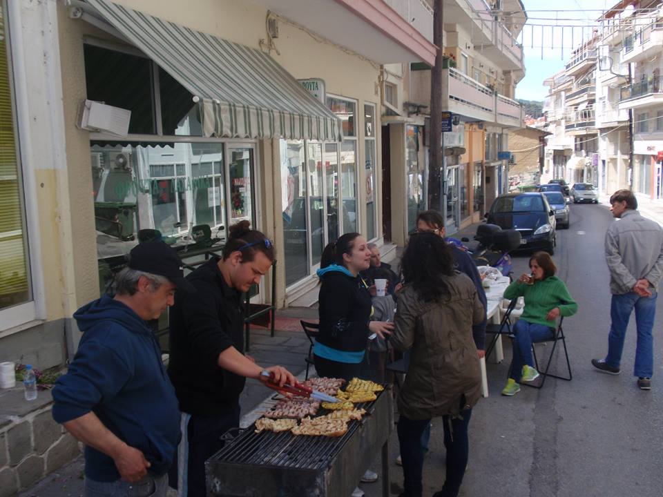 Παρέα Καστοριανών έπιασε τον Μάη στη Μητροπόλεως - Φωτογραφία 2