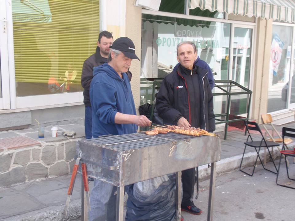 Παρέα Καστοριανών έπιασε τον Μάη στη Μητροπόλεως - Φωτογραφία 4