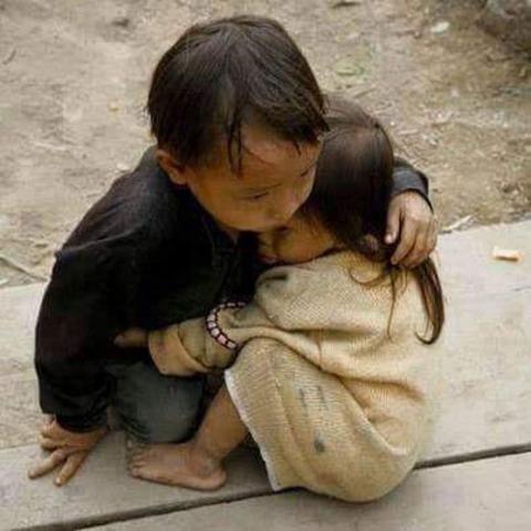 Νεπάλ: Συγκλονίζει η φωτογραφία με τα αγκαλιασμένα αδελφάκια - Φωτογραφία 1