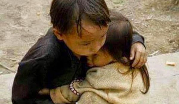 Νεπάλ: Συγκλονίζει η φωτογραφία με τα αγκαλιασμένα αδελφάκια - Φωτογραφία 1