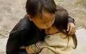 Νεπάλ: Συγκλονίζει η φωτογραφία με τα αγκαλιασμένα αδελφάκια