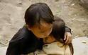 Νεπάλ: Συγκλονίζει η φωτογραφία με τα αγκαλιασμένα αδελφάκια - Φωτογραφία 2