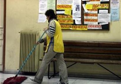 Πύργος: Απλήρωτες οι γυναίκες που καθαρίζουν τα σχολεία του Δήμου - Φωτογραφία 1