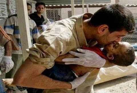 ΣΠΑΡΑΚΤΙΚΟ: Ένας πατέρας στην Συρία δίνει το τελευταίο του φιλί στον νεκρό γιο του! [photo] - Φωτογραφία 2