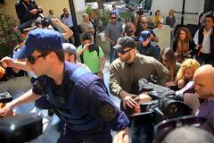 «Ψυχροί» οι γονείς της 4χρονης Άννυ – Αποδοκιμάστηκαν από τον κόσμο - Δείτε φωτο