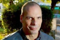 Εβαλαν τον Βαρουφάκη να λέει «ουάου» και να διαφημίζει εκπτώσεις σε κατάστημα της Κυψέλης [photos]