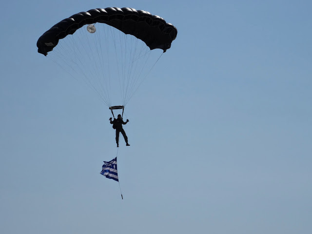 Επίδειξη αλμάτων αλεξιπτωτιστών, σήμερα, στον αερολιμένα Αλεξανδρούπολης «ΔΗΜΟΚΡΙΤΟΣ» - Φωτογραφία 3