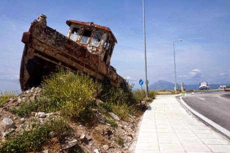 Πάτρα: Τι κάνουν δυο πλοιάρια-φαντάσματα στον περίβολο του νέου λιμανιού; - Φωτογραφία 4