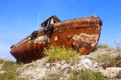 Πάτρα: Τι κάνουν δυο πλοιάρια-φαντάσματα στον περίβολο του νέου λιμανιού; - Φωτογραφία 5