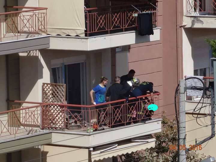 ΚΑΡΕ- ΚΑΡΕ ο απεγκλωβισμός ενός μικρού παιδιού από το μπαλκόνι του σπιτιού του στη Θεσσαλονίκη [photos] - Φωτογραφία 2