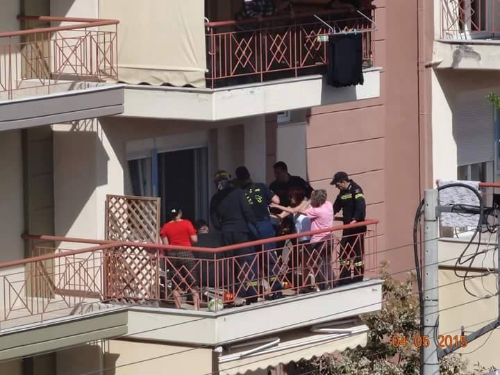 ΚΑΡΕ- ΚΑΡΕ ο απεγκλωβισμός ενός μικρού παιδιού από το μπαλκόνι του σπιτιού του στη Θεσσαλονίκη [photos] - Φωτογραφία 5