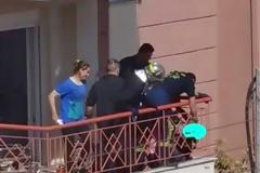 ΚΑΡΕ- ΚΑΡΕ ο απεγκλωβισμός ενός μικρού παιδιού από το μπαλκόνι του σπιτιού του στη Θεσσαλονίκη [photos]