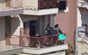 ΚΑΡΕ- ΚΑΡΕ ο απεγκλωβισμός ενός μικρού παιδιού από το μπαλκόνι του σπιτιού του στη Θεσσαλονίκη [photos] - Φωτογραφία 4