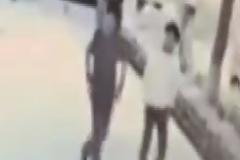 Θα σας εξοργίσει: Κλωτσάει στο κεφάλι και ρίχνει κάτω 3χρονο αγοράκι που καθάριζε [photos]